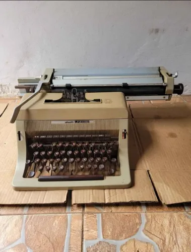 Máquina de datilografia - OLIVETTI LINEA 88