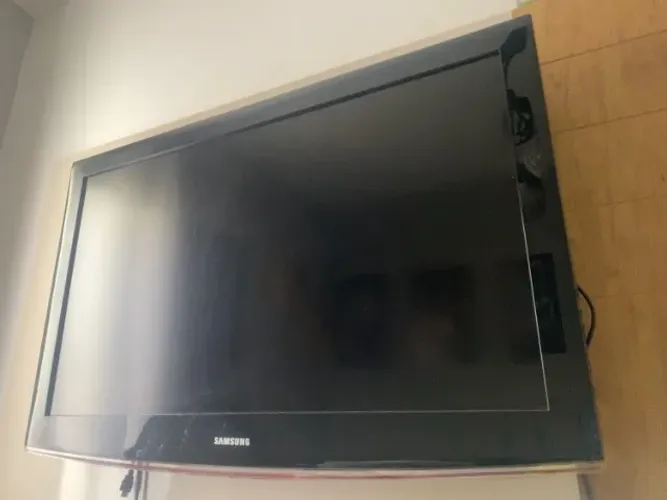 TV Samsung 40" LN40B450 - Não liga - Venda para retirada de peças
