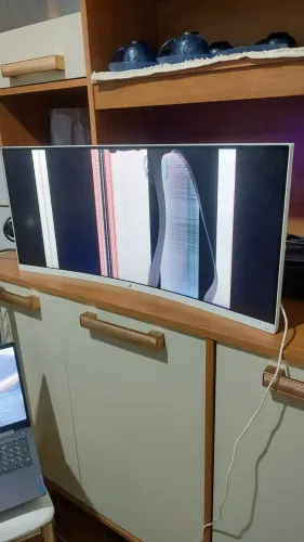 Monitor com tela trincada