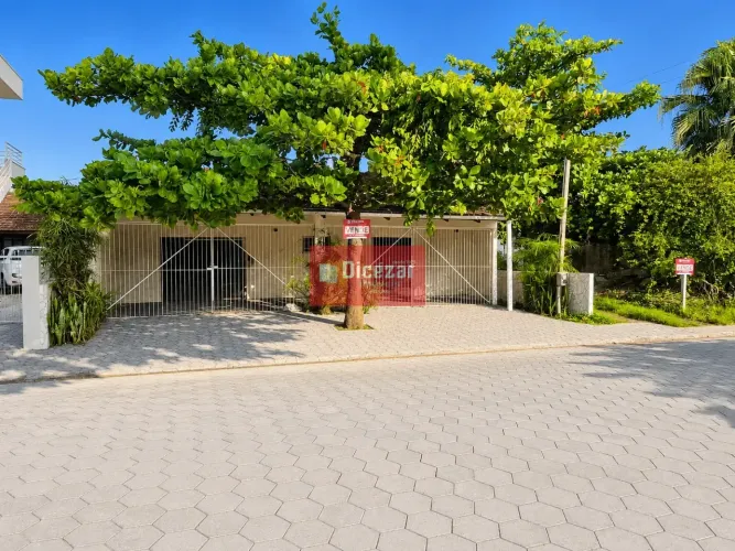Casa Praia Alegre com três dormitórios, próxima a Avenida Nereu Ramos a apenas 120 metros