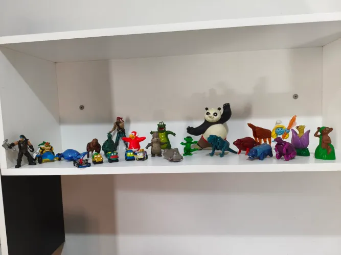 Lote com +20 Brinquedos Variados: Kung Fu Panda, Smurfs, Shrek e Mais.