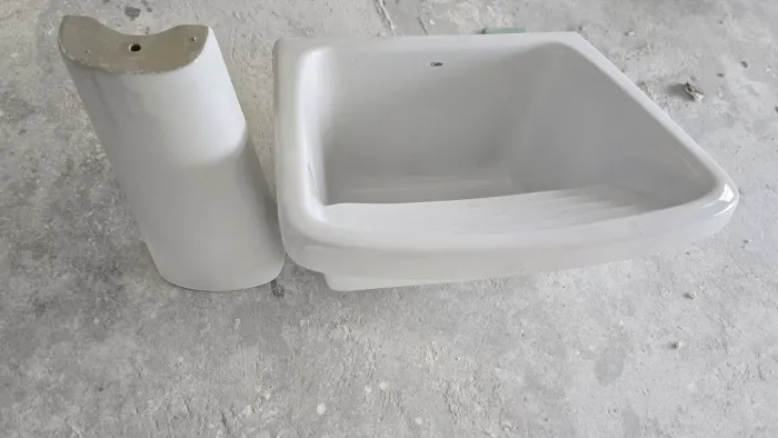 Tanque de de louça com coluna