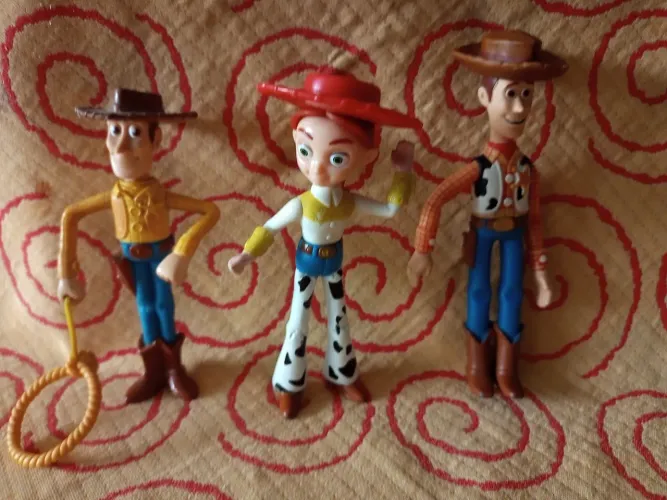 Kit de bonecos articulados dos personagens Woody e Jessie do filme Toy Story. 