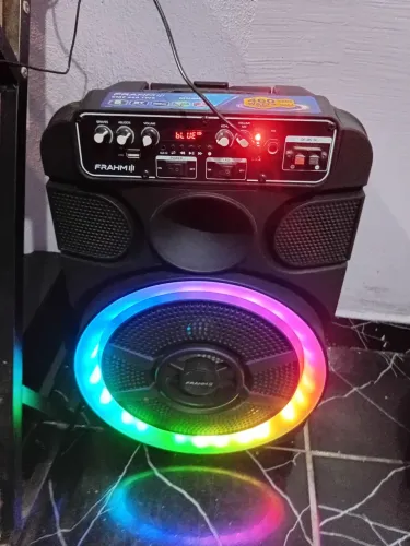 Vendo caixa de som, em bom estado pegando na tomada direto