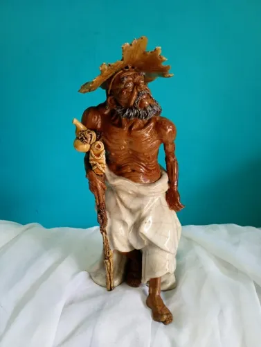 Escultura chinesa vintage em cerâmica craquelada - ancião com cajado