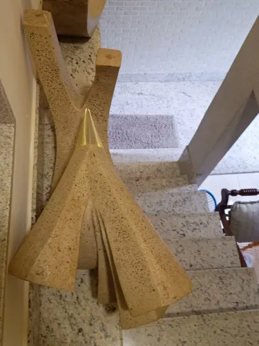 Vendo uma base de mesa de centro e uma base escultura para aparador em granito