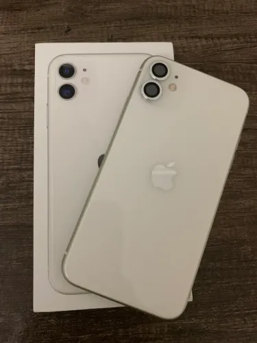 IPhone 11 64GB seminovo na cor branco.