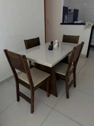 Mesa de jantar com 4 cadeiras
