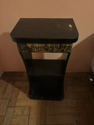 Mesinha de cabeceira preta com gaveta estampada de HQ