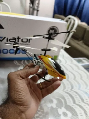 Helicóptero de controle remoto a bateria e