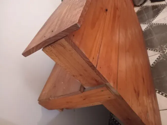 Balcão L em madeira e envernizado.