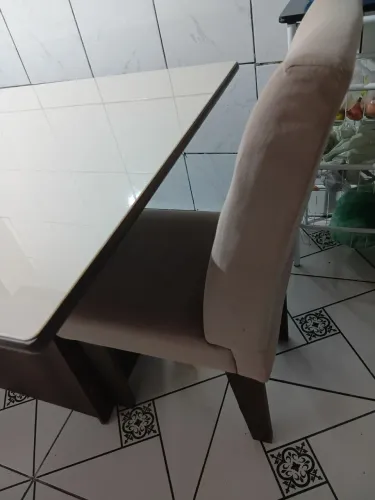Jogo de mesa de 6 lugares, cadeiras com encosto mole tem como reformar não faço entrega.