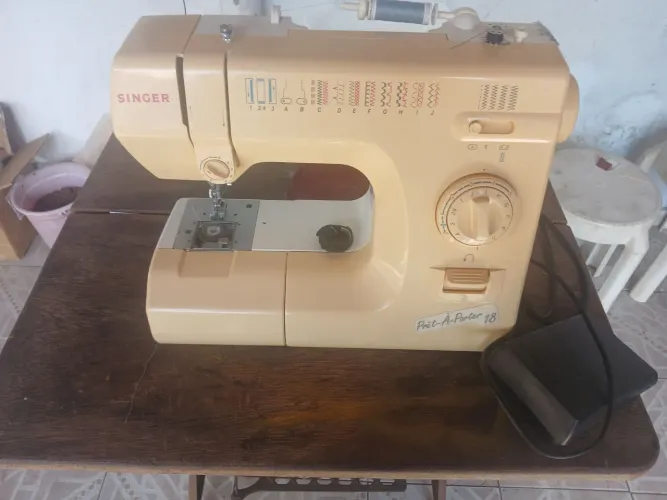 Máquina de costura singer