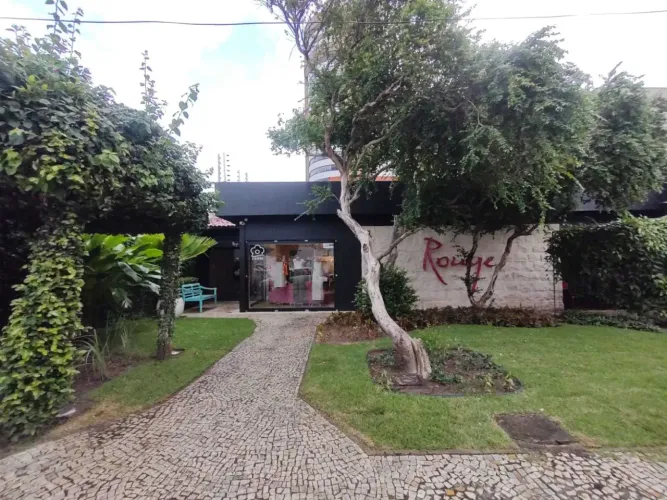 Loja c/ 334m² de área total, 02 salões, 05 provadores, 01 sala de costura, 01 escritório, 