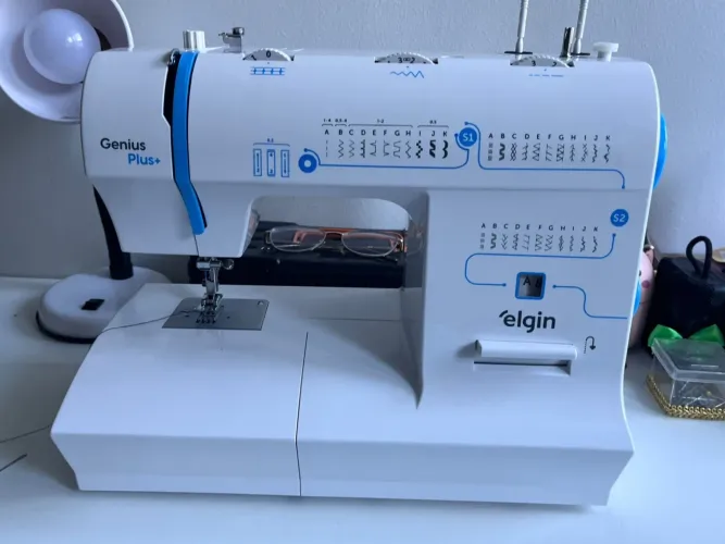Vendo máquina de costura usada duas vezes com garantia até dezembro