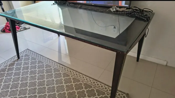 Mesa com tampo de vidro 