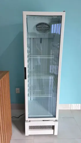 Geladeira expositora com dois meses de uso 