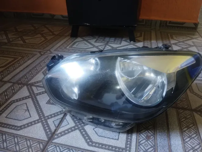 Farol VW UP lado esquerdo