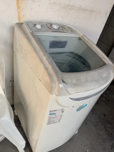 Máquina de lavar (vazando no cesto)