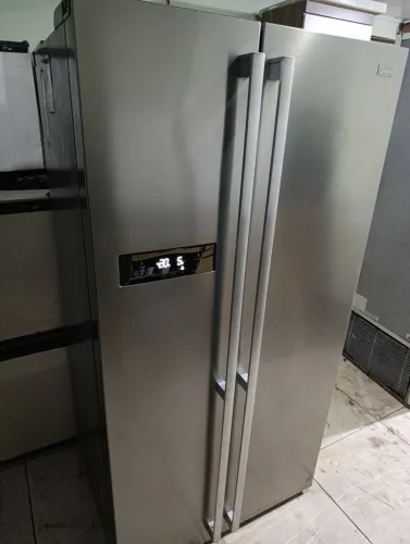 Vendo uma geladeira Midea 220 com transformador para 127