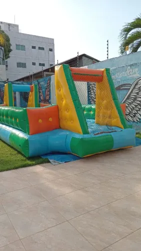 Vendo futebol de sabão pouco usado