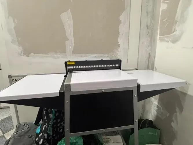 ENCADERNADORA WIRE-O ELÉTRICA, COM SUPORTE NAS LATERAIS, SEMINOVA
