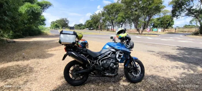 Moto Tiger xrt mais completa que tem computador de bordo dois escapamentos muito boa a mot