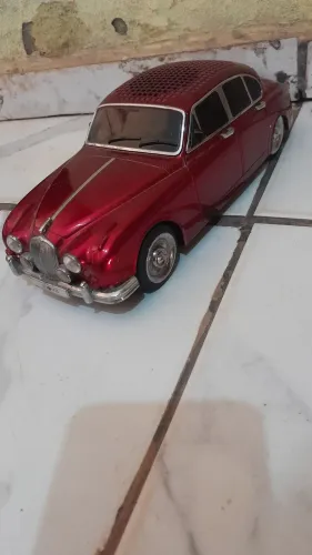 Caixinha de som em formato de carro venha conferir