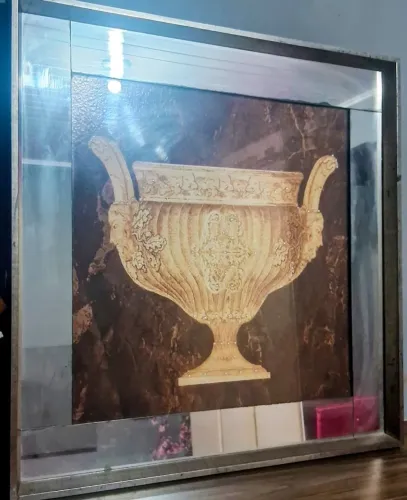 Quadro com espelho e grande pouco pesado paguei  na loja 400