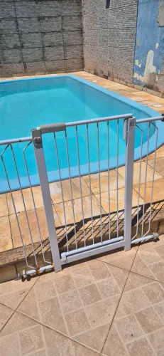 Cerca portão pet com 2 extensões. Até 98 cm