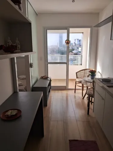 Smart Pituba, 1/4 sala, varanda, nascente, 100% mobiliado.