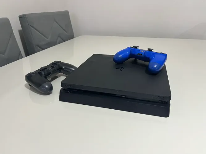 PS4 Slim 500GB + 2 Controles + HDMI