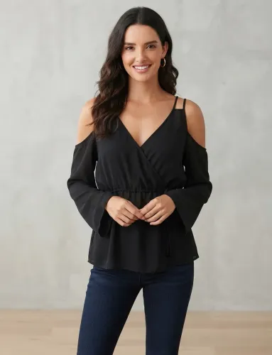 Blusa preta tam G com decote V ombros a mostra Aishty