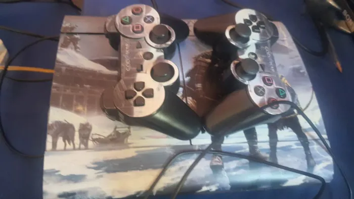 Ps3 slim 2 controles 50 jogos todos os cabos