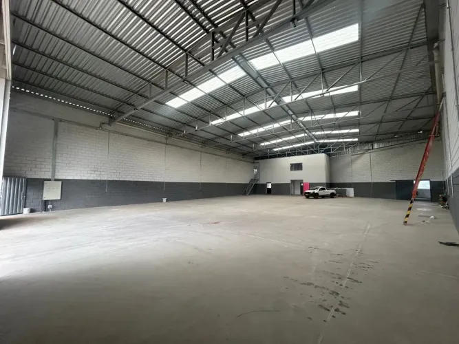 OPORTUNIDADE! Galpão amplo 720 m2 LOCALIZAÇÂO PRIVILEGIADA!!!!!!!