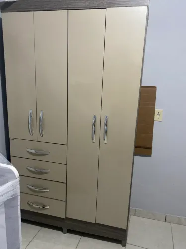 Guarda roupas de solteiro