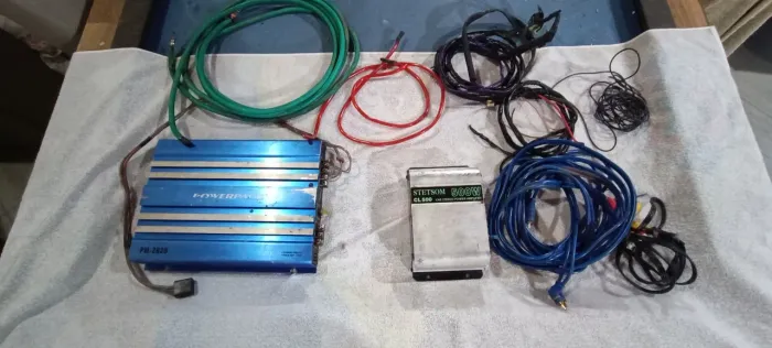 Potência de som automotivo com cabos 