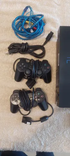 Playstation 2 + 2 controles + 1 Jogo
