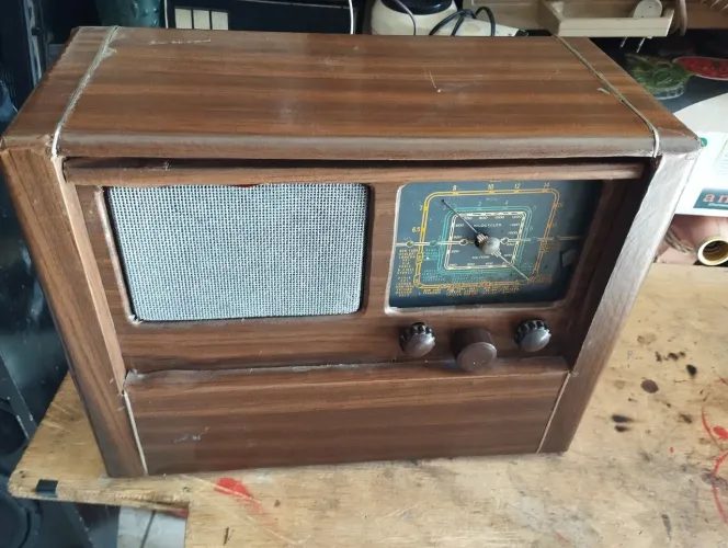 Rádio antigo valvulado caixa de madeira.