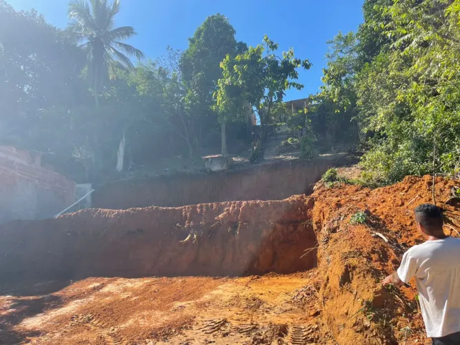 Localizado em piuma. Céu azul baixada
