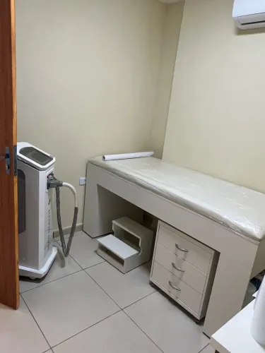 Maca Clínica / Estética com Armário e Escada - Excelente Estado