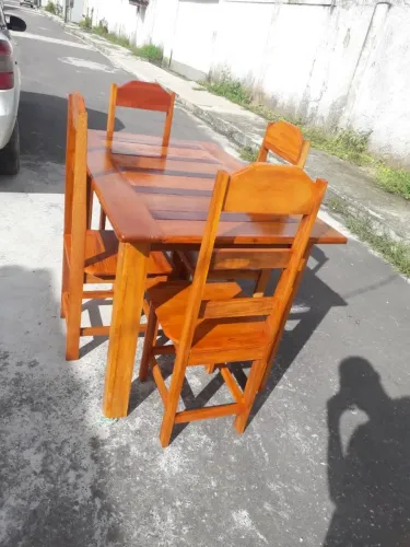 Mesa com 4 e 6 Cadeiras em Madeira de Lei - NOVAS.