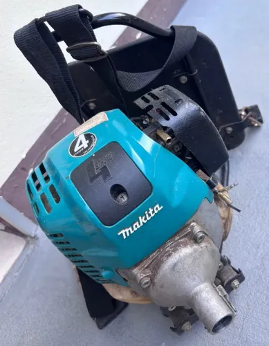 Roçadeira Makita costal 4 tempos a gasolina com cárter de óleo