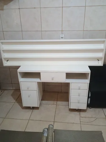 Porta esmalte 1,20 m 250 tenho três e mesa manicure 7 gavetas semi nova 490 reais