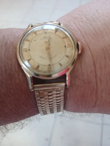 Vendo uma verdadeira relíquia um relógio da famosa marca Mido