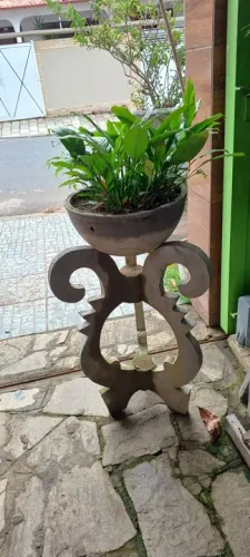 Suporte de vaso em madeira maciça