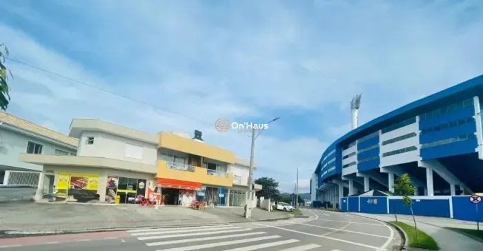 Prédio Residencial e Comercial - Carianos