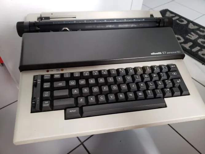 MÁQUINA OLIVETTI ELÉTRICA "ET" PERSONAL 50/R$ 555,00/RARIDADE !/0KM/ACESSÓRIOS/NOTA VENDA.