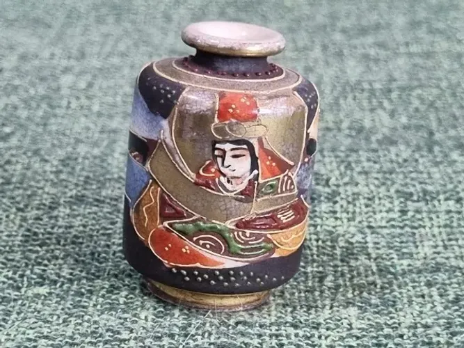 Miniatura de jarro japonês de porcelana