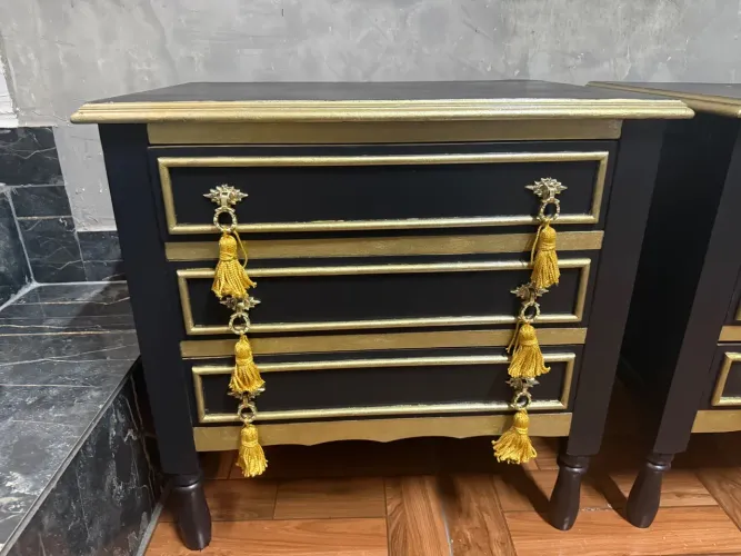 Par de Criados-Mudos Preto com Detalhes Dourados